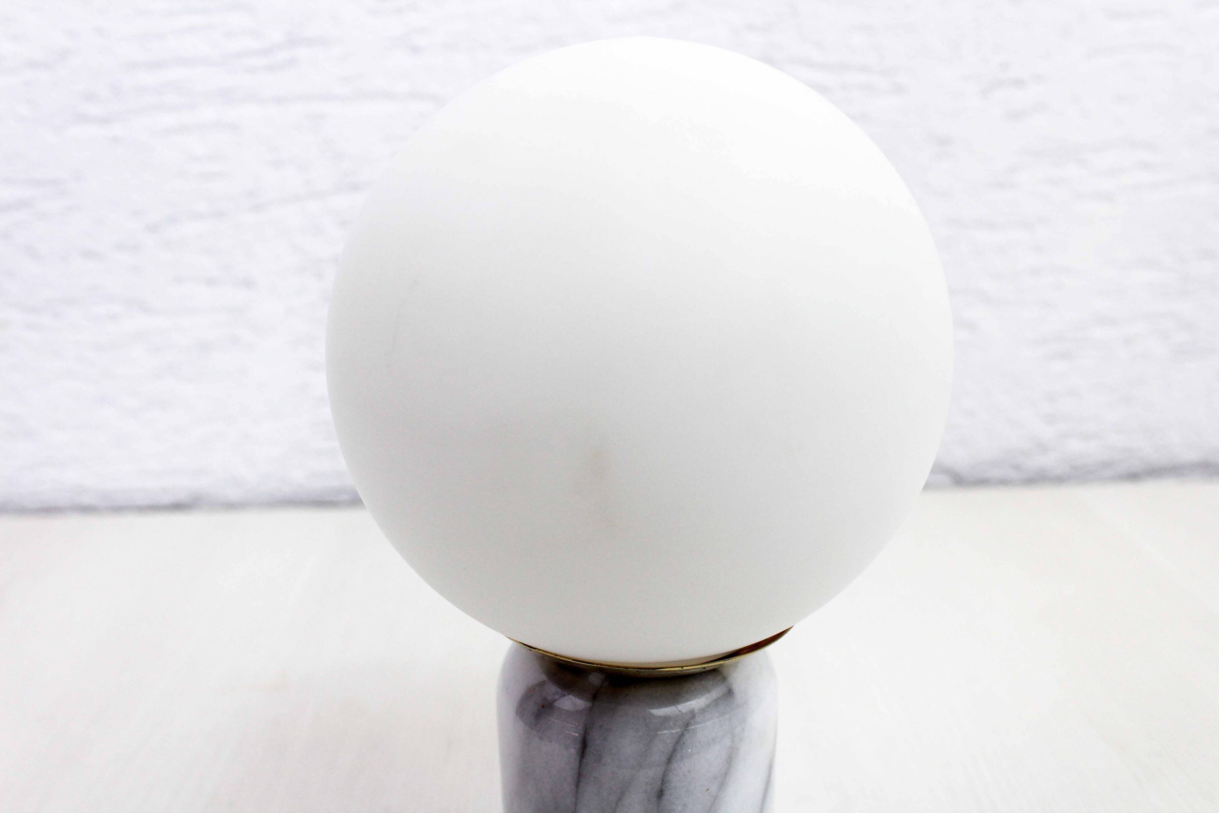 Lampe à poser en marbre et verre opalin
