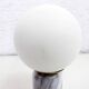 Lampe à poser en marbre et verre opalin