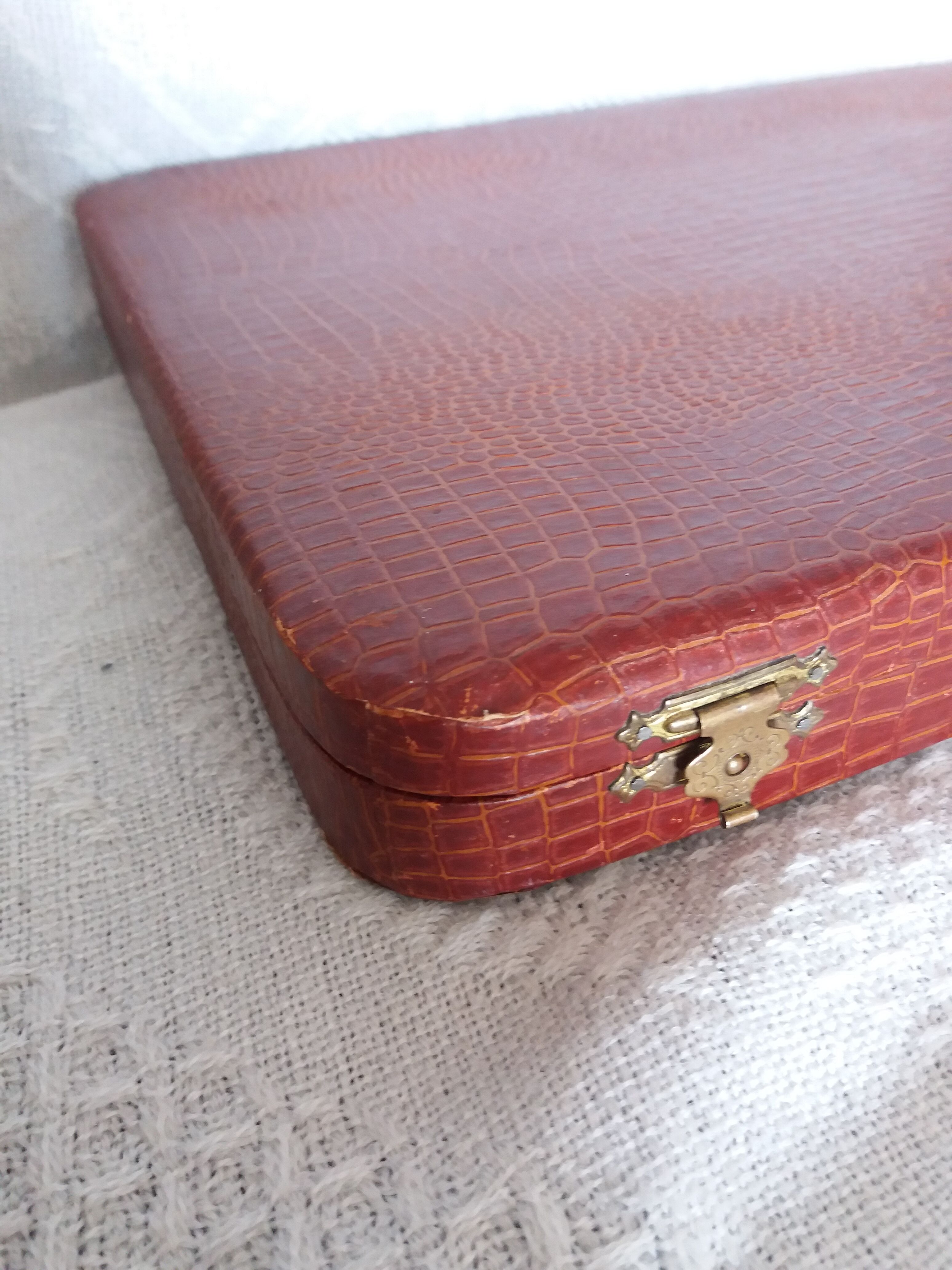 Knives in their snakeskin look box