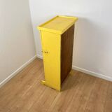 Ancien petit meuble d'atelier, jaune pâle