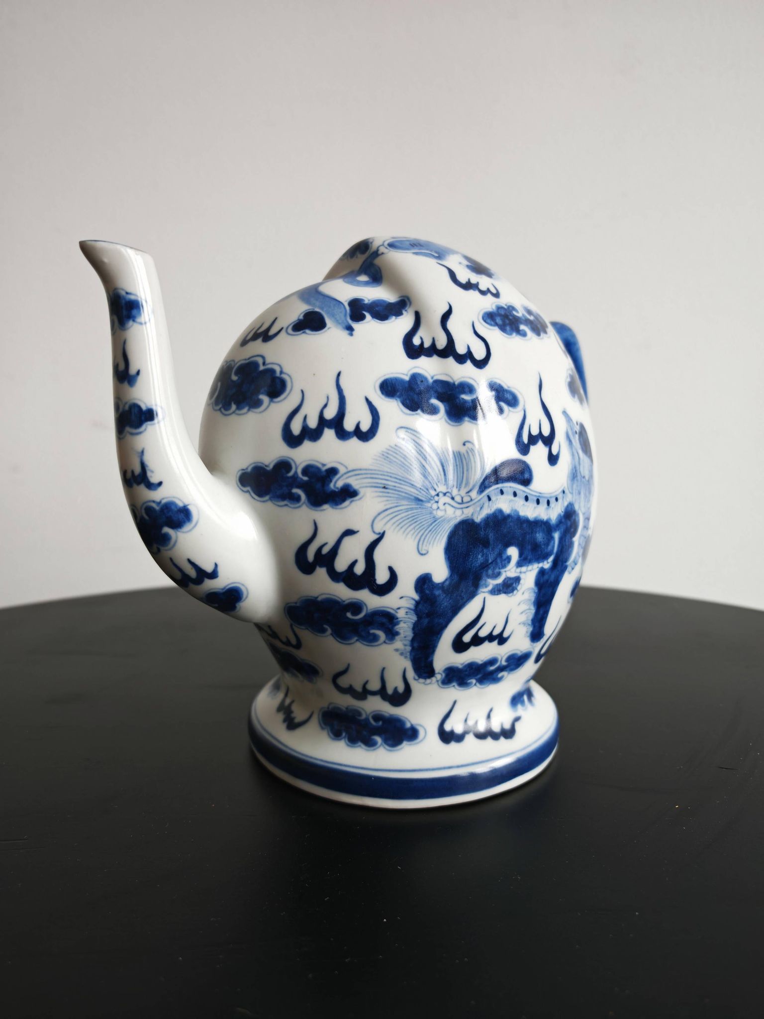 Blue and white porcelain teapot Cadogan, Guangxu period, 19th century.
