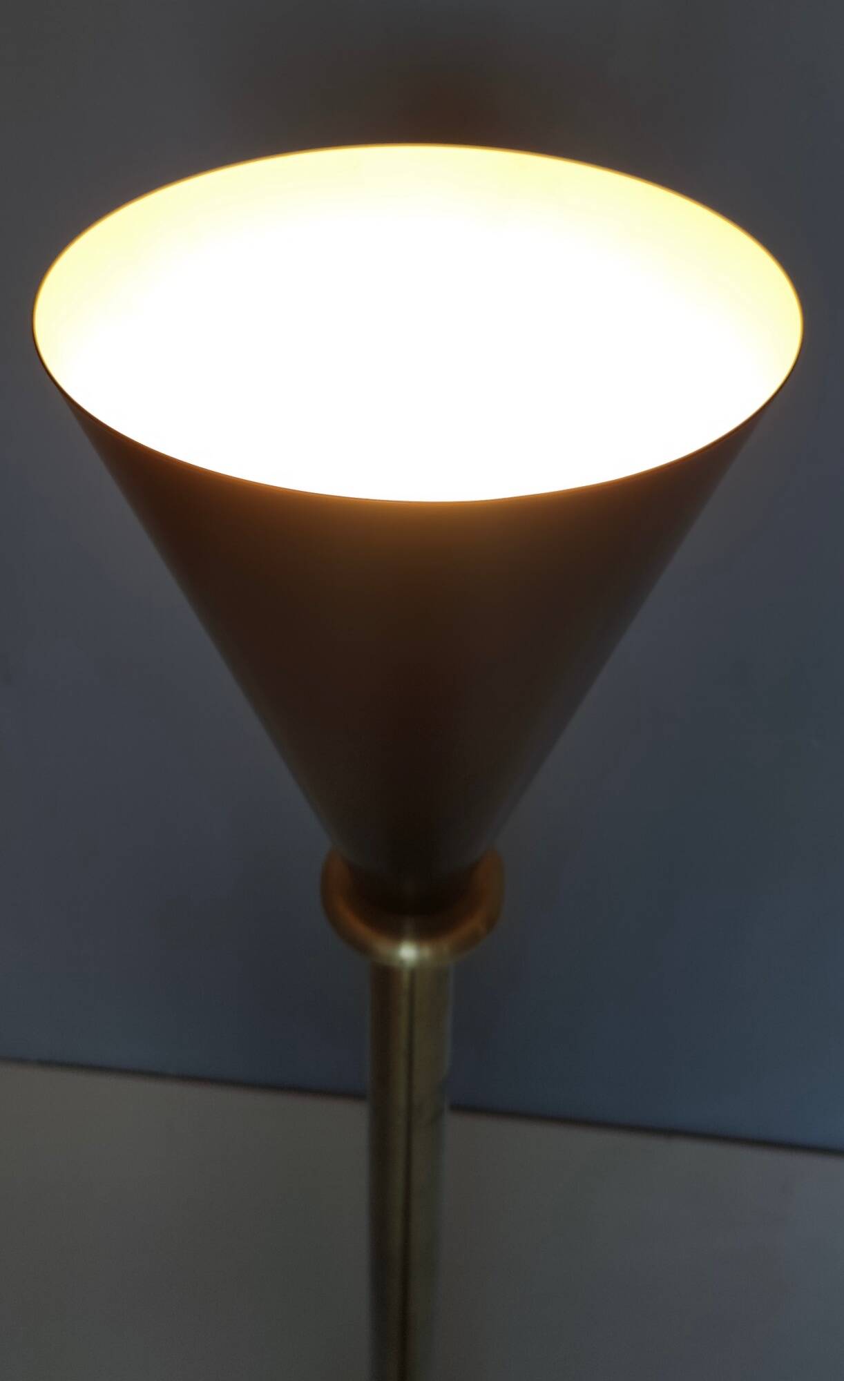 Lampadaire en laiton et aluminium verni noir, Italie