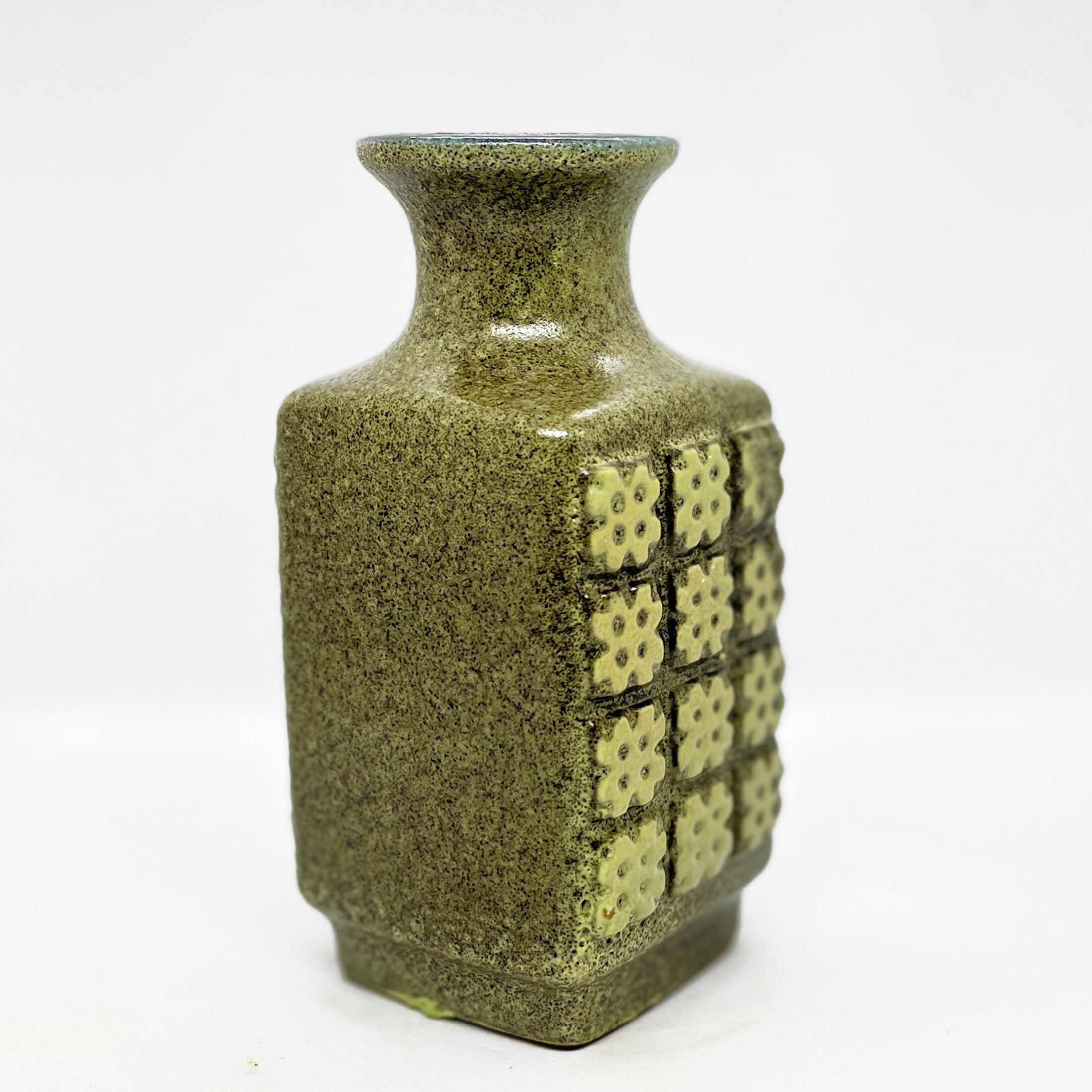 Olive green ceramic vase 3080 A Op Art, VEB Haldensleben Germany 1970s