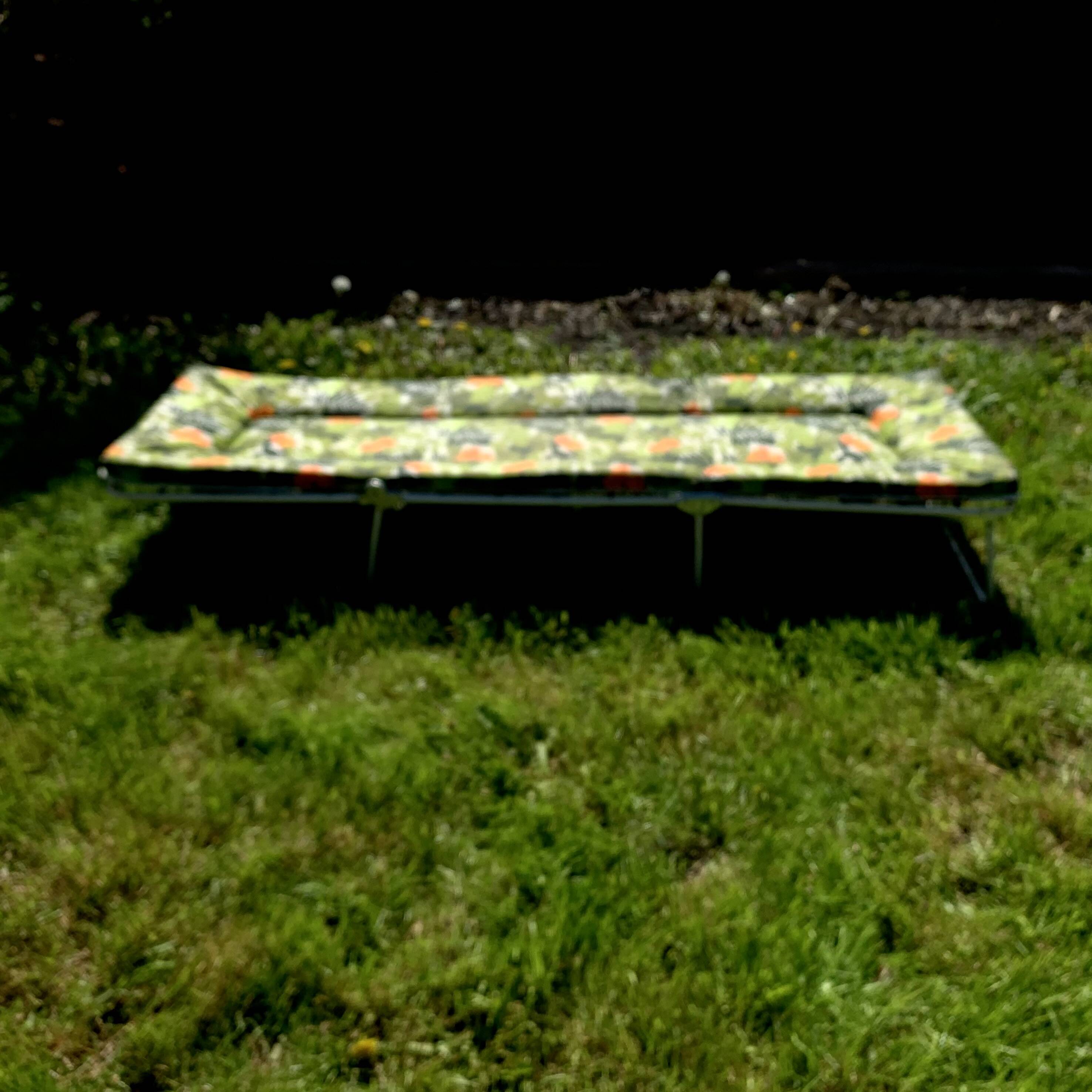 Bain de soleil vintage - transat au décor floral