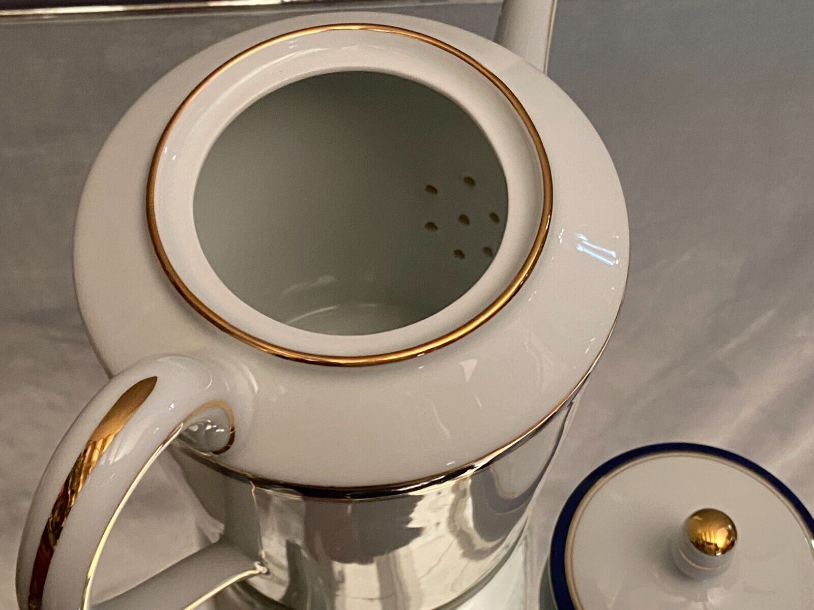 Teapot with blue and gold nets in Limoges porcelain signed Haviland