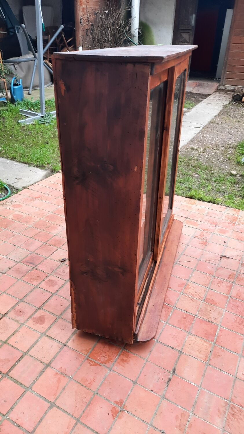 Showcase to install or hang