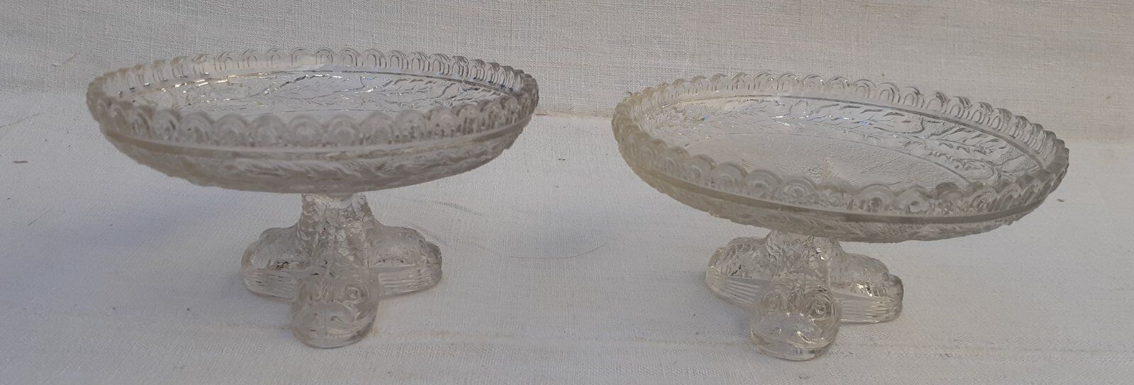 Paire de coupes en verre décor dauphins