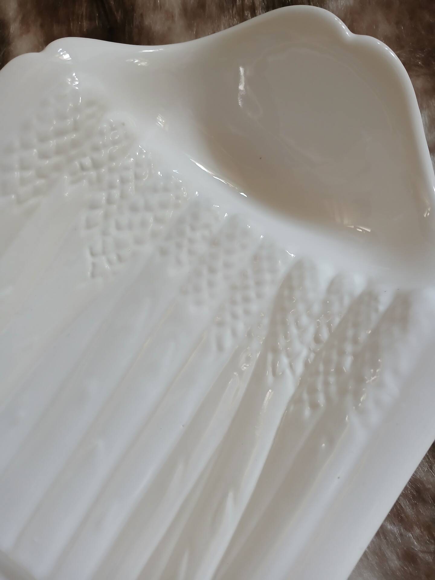 Old plate in slipware/asparagus
