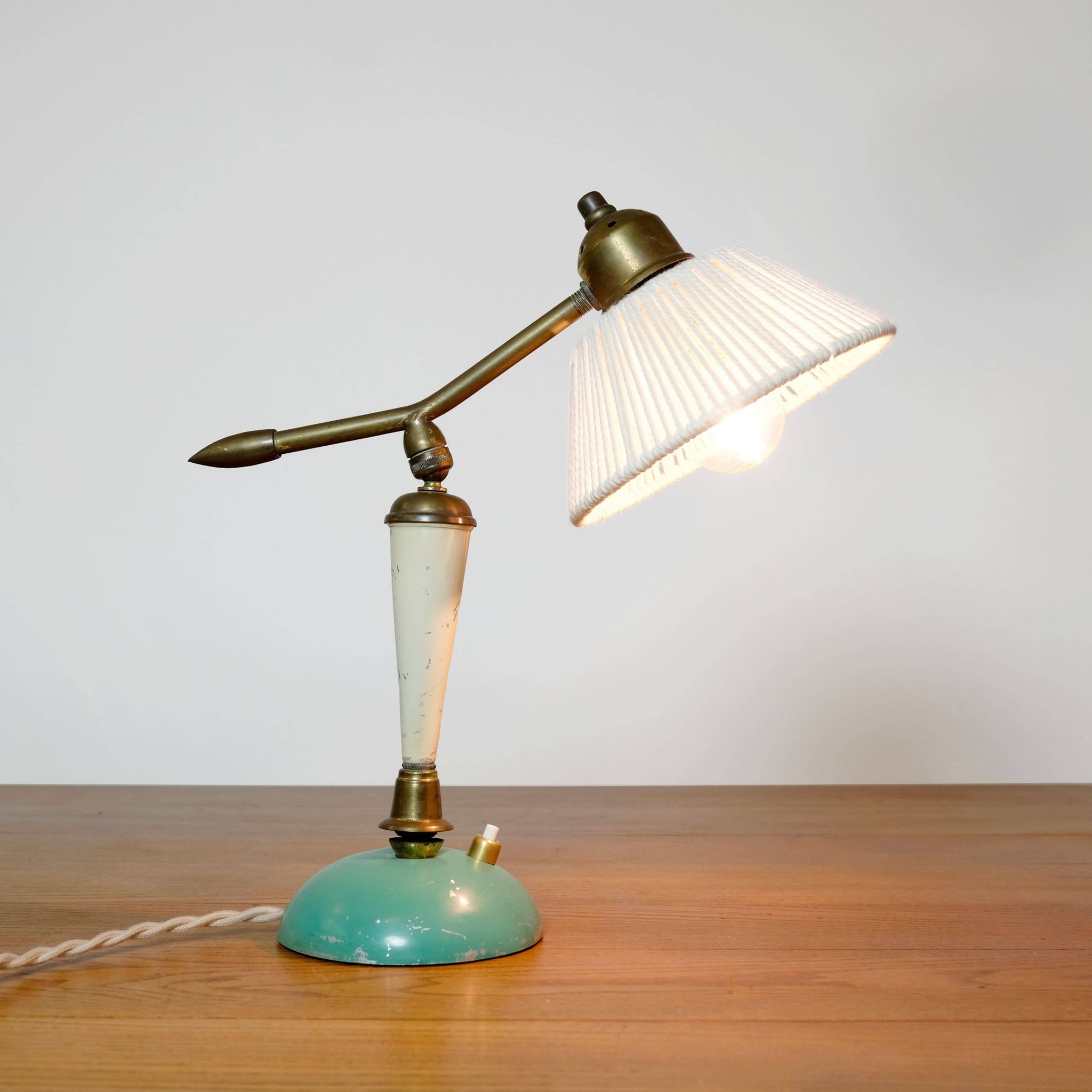 Lampe en laiton et métal laqué des années 50.