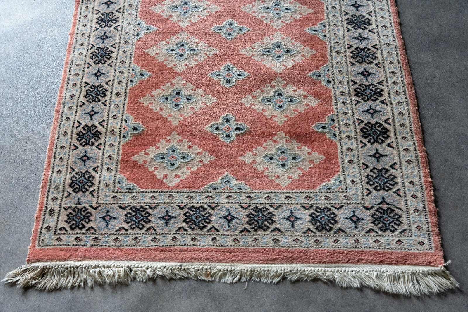 Handmade oriental carpet XXth Pink background 159 x 96 cm