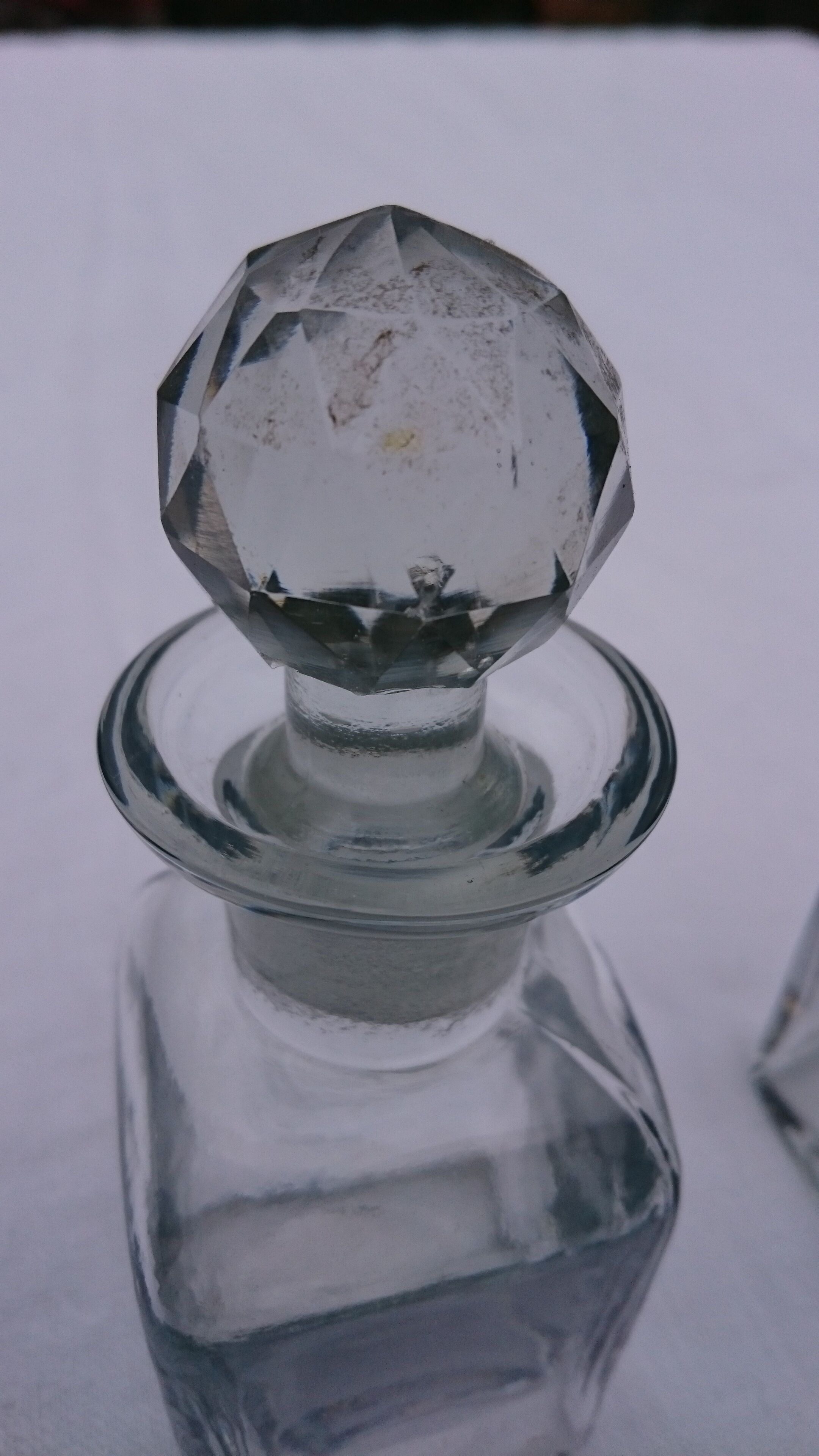 Paire de flacons en verre moulé art déco