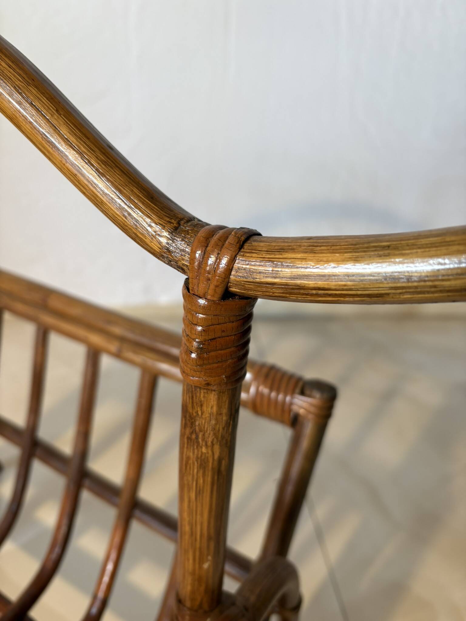 Vintage rattan magazine rack – natural curves and bohemian spirit