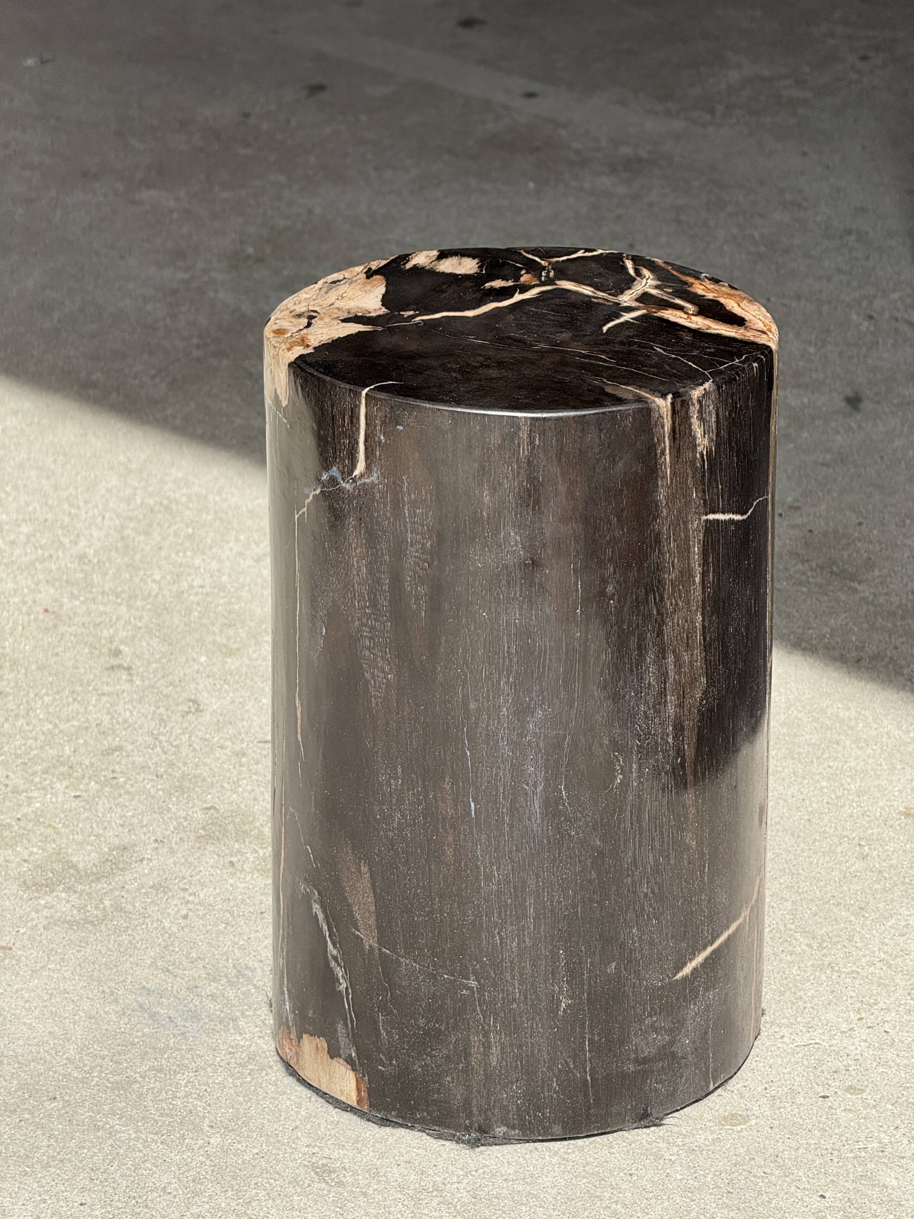 Small side table in black petrified wood with stripes and beige sides H28 D18.