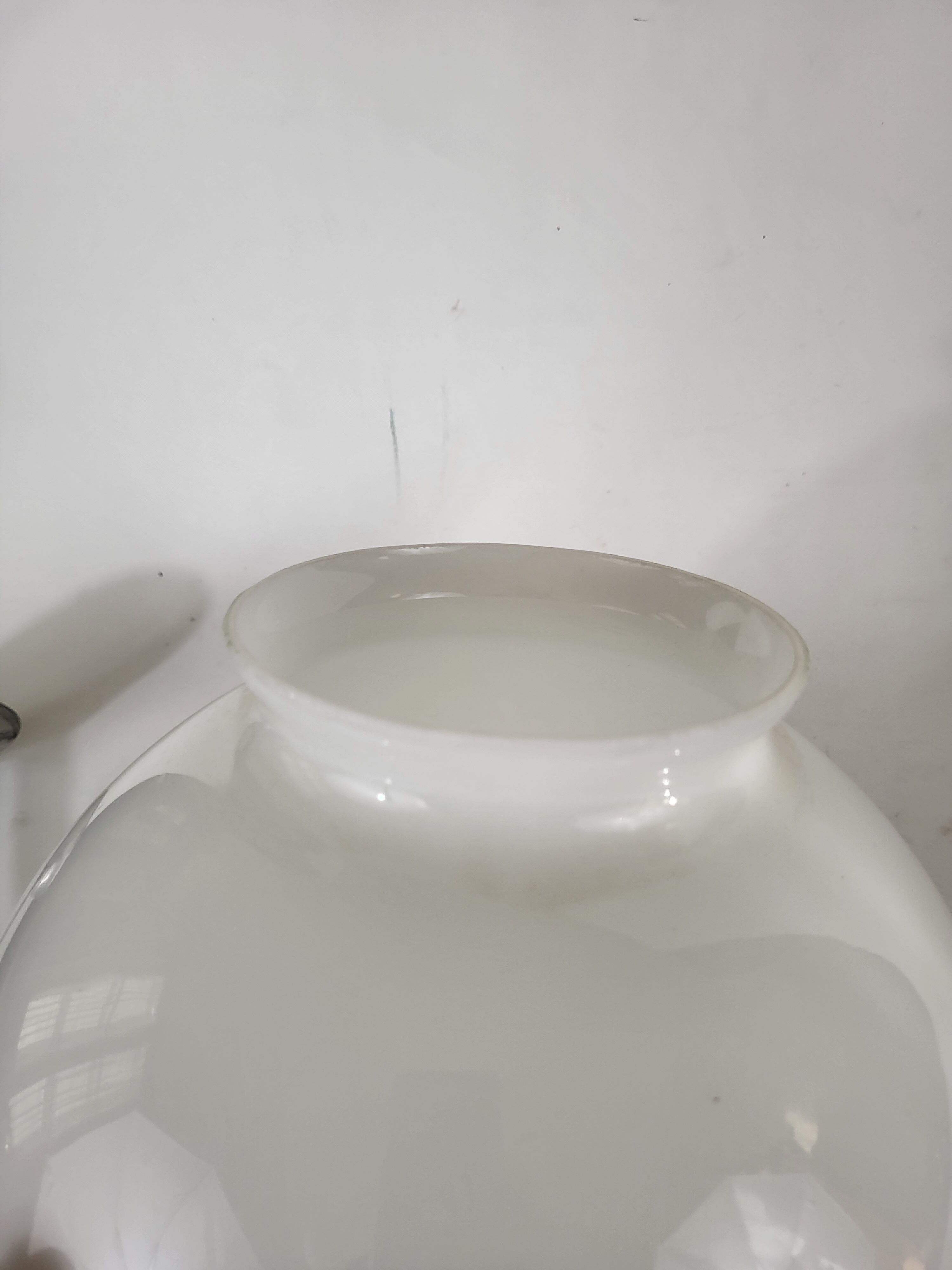 Ceiling lamp globe in opaline glass