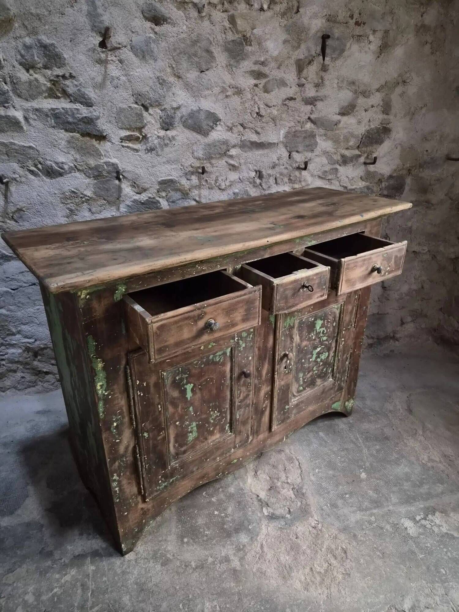 French rustic buffet in walnut, 18th century, 3 drawers and 2 doors.