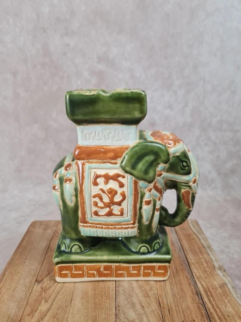 Cendrier éléphant en céramique émaillée vert et ocre – style asiatique vintage