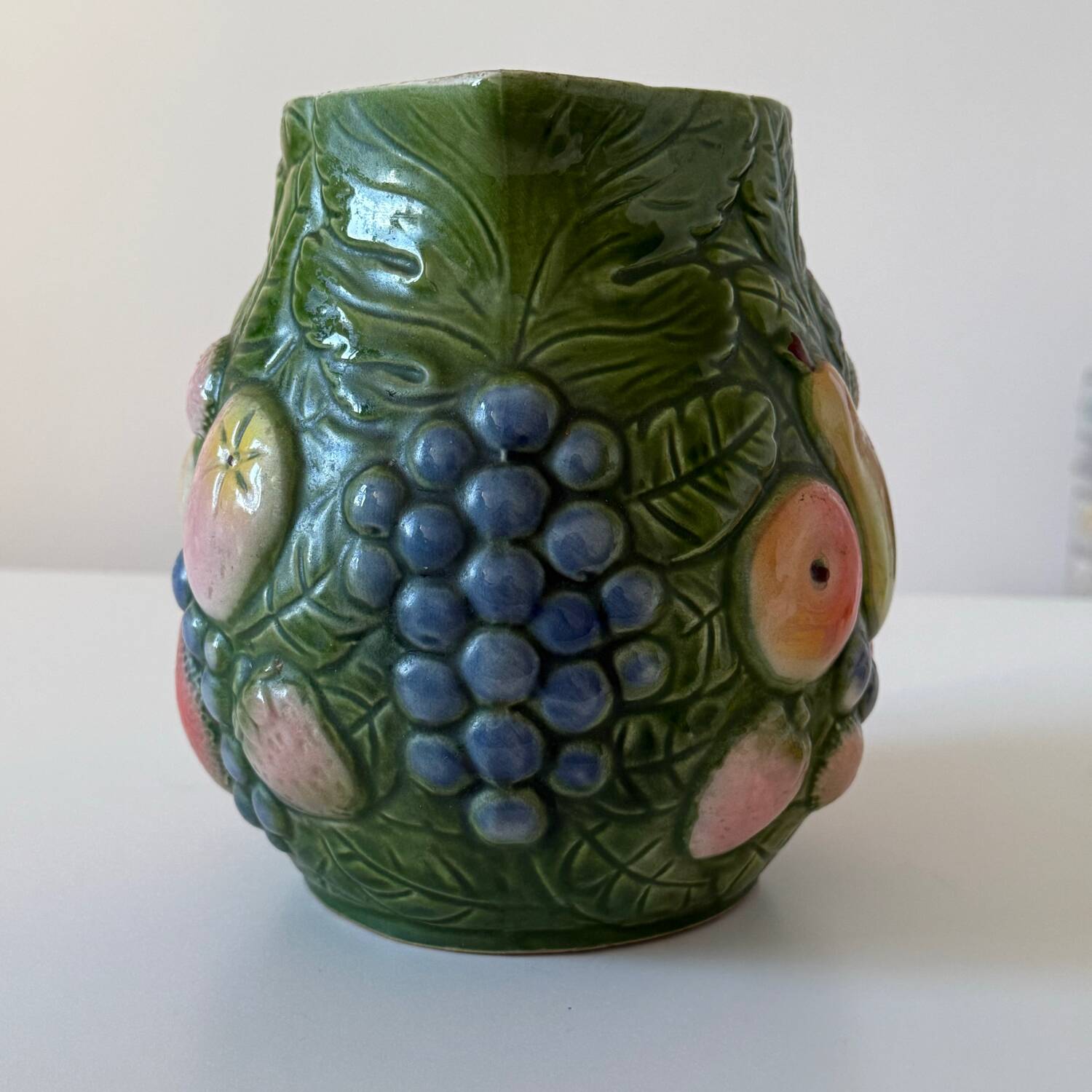 Carafe d’eau en barbotine avec fruits