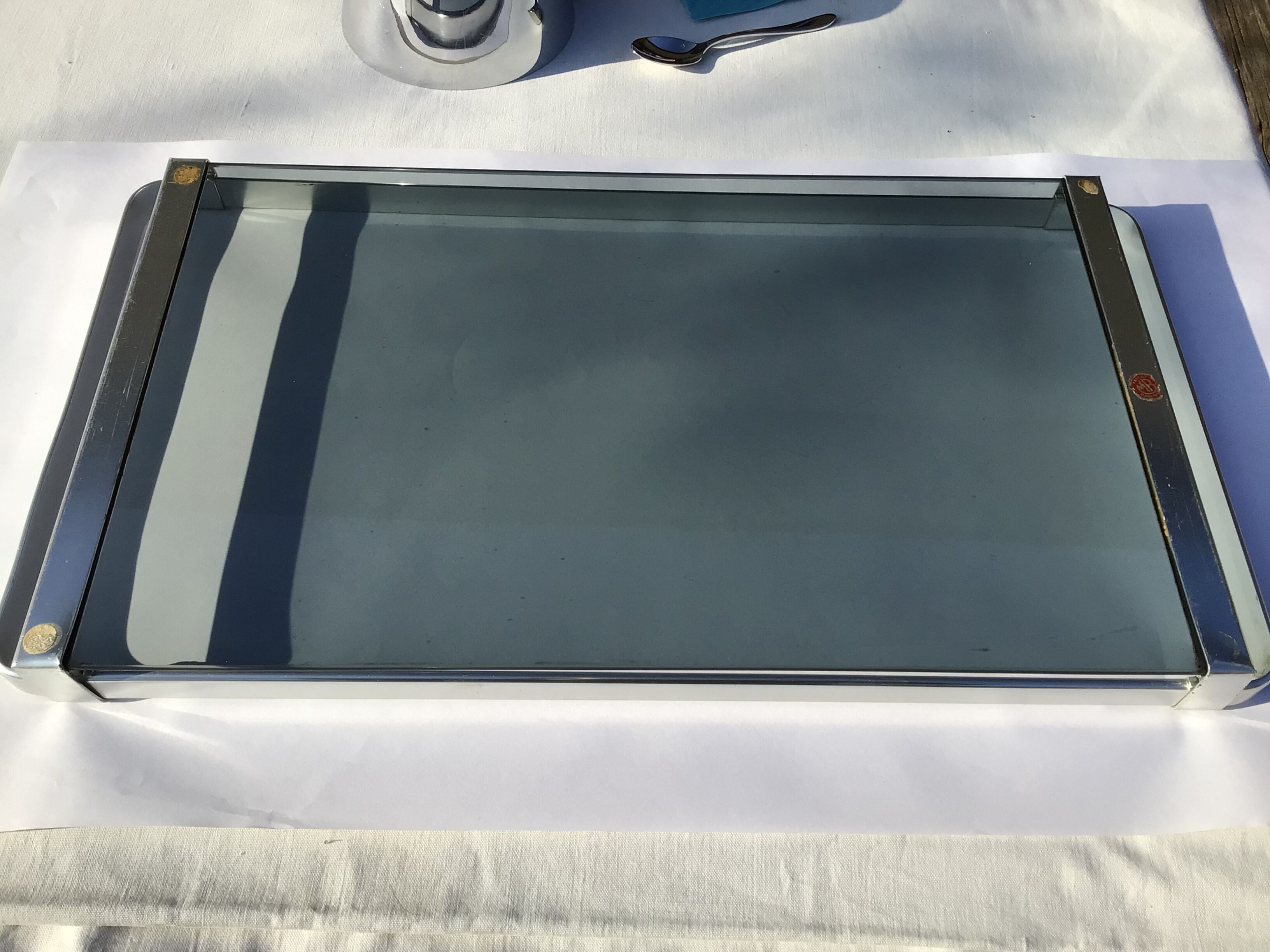 Plateau moderniste aluminium et verre fumé gris