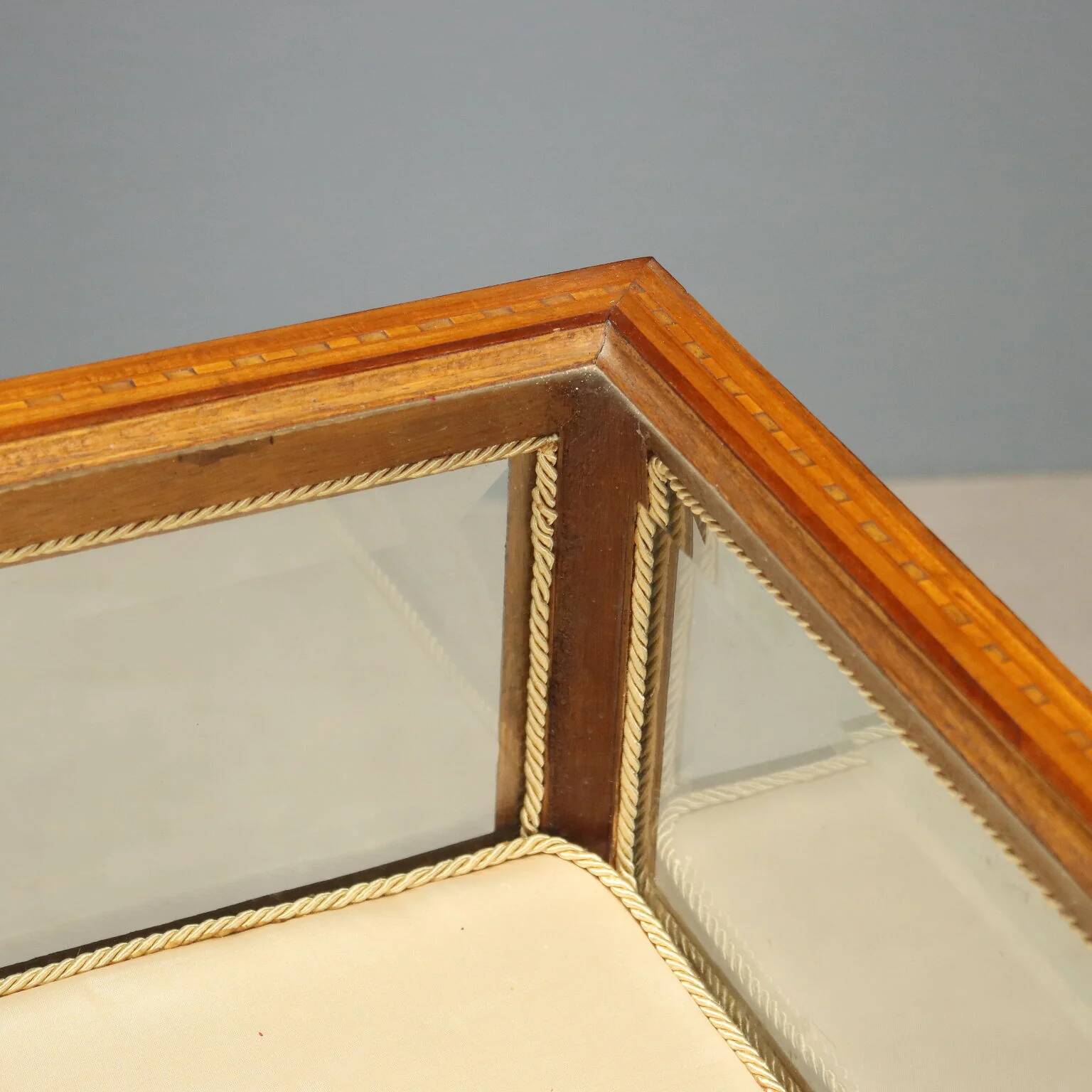 Showcase table in mahogany with bevelled glass.