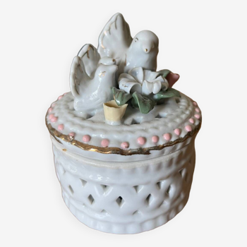 Openwork porcelain candy box