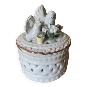 Openwork porcelain candy box