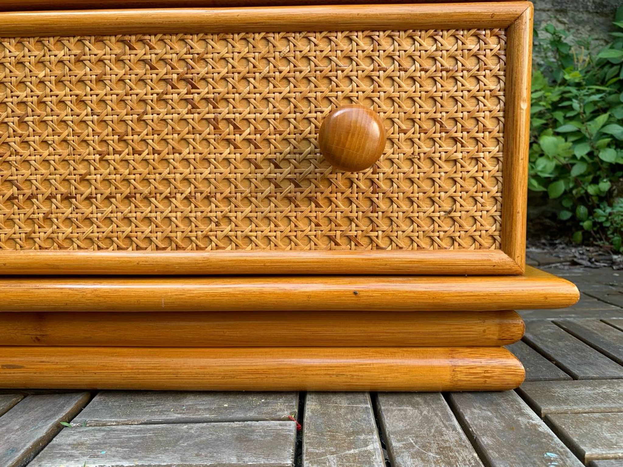 Dresser and its bedside table in rattan caning and vintage oak from the 1970s.