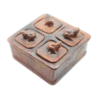 Ceramic box with frogs