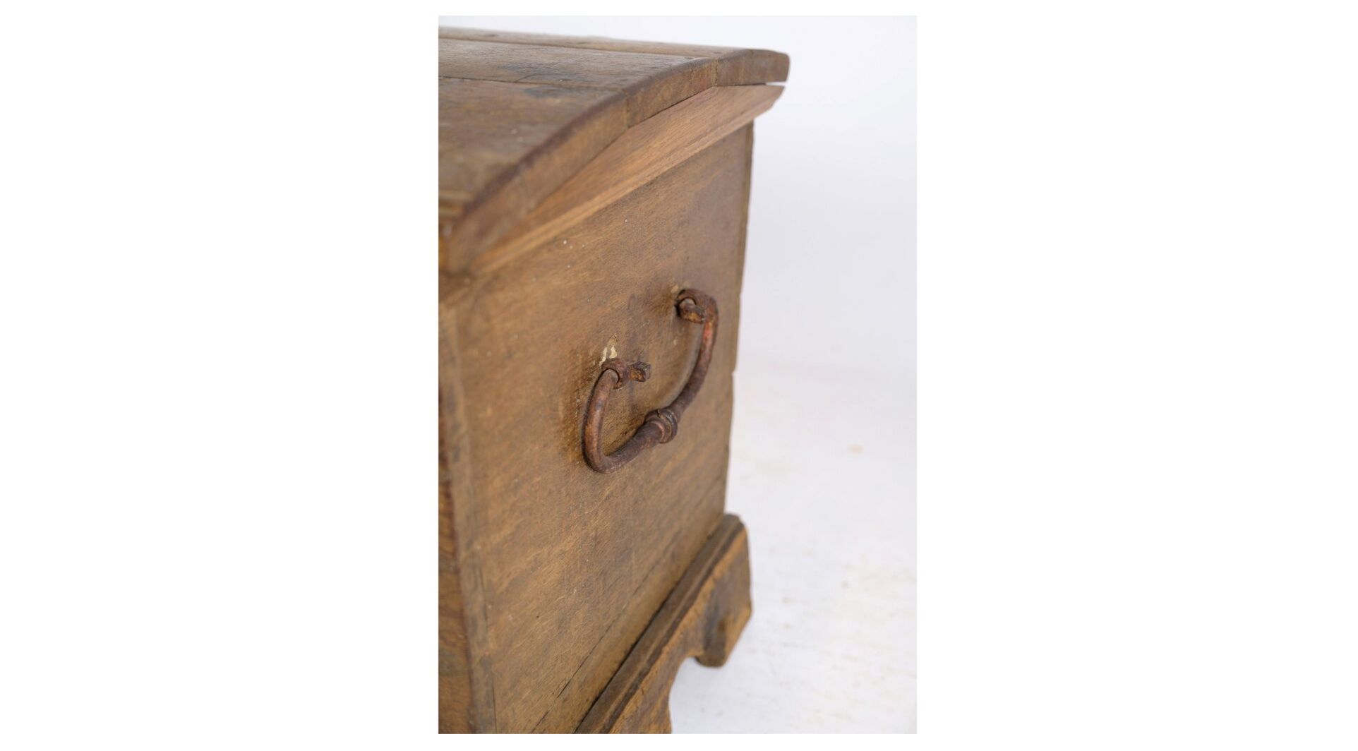 Oak coffin with carvings from around the year 1760s