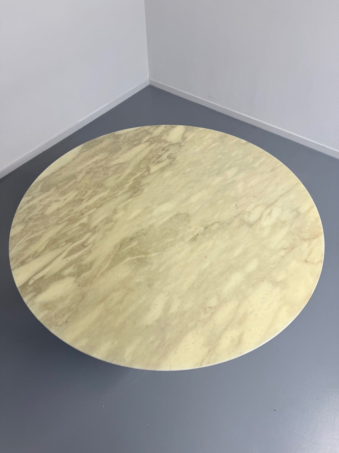Veined marble round table with central base, Italian design from the 1970s.