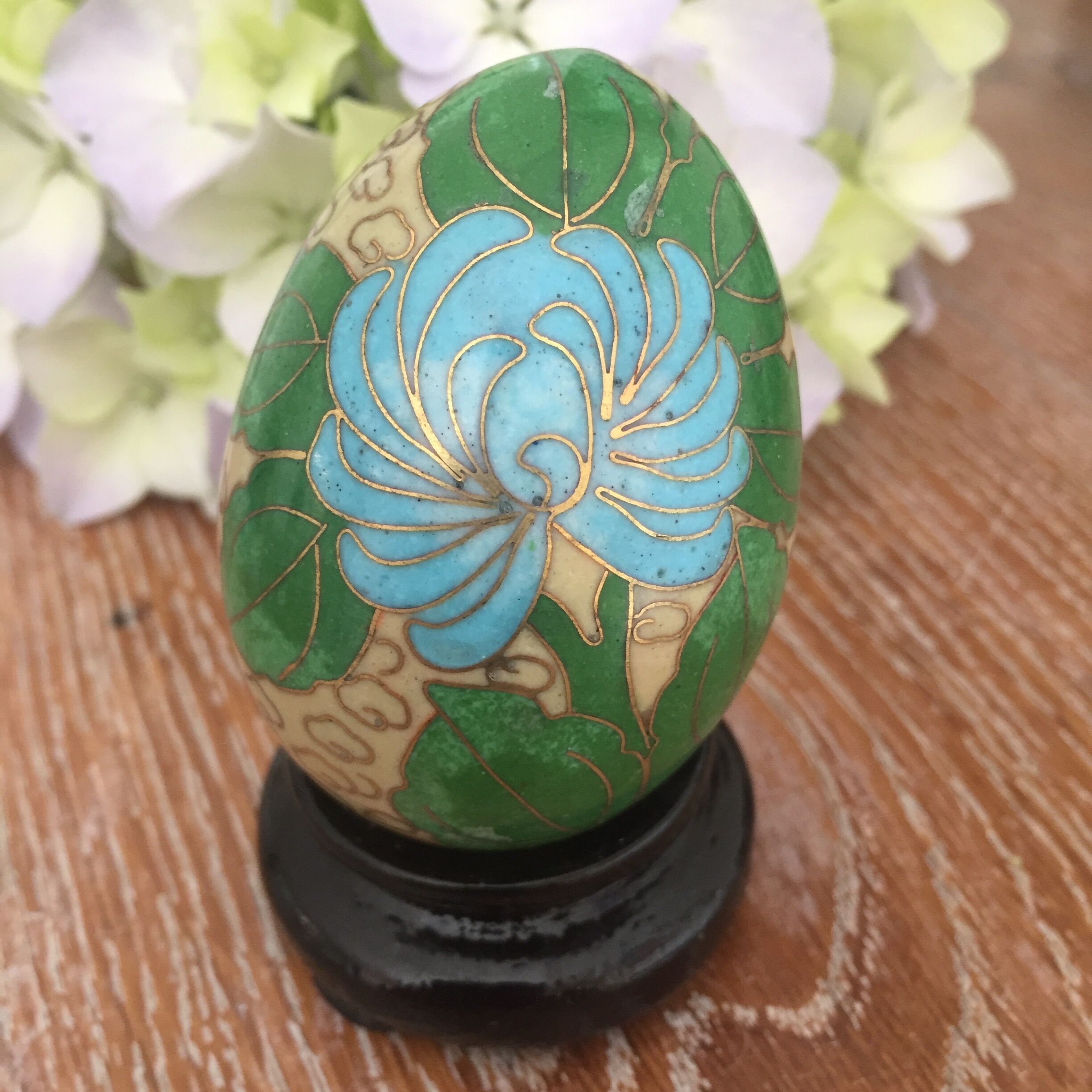 Batch of decorative partitioned eggs