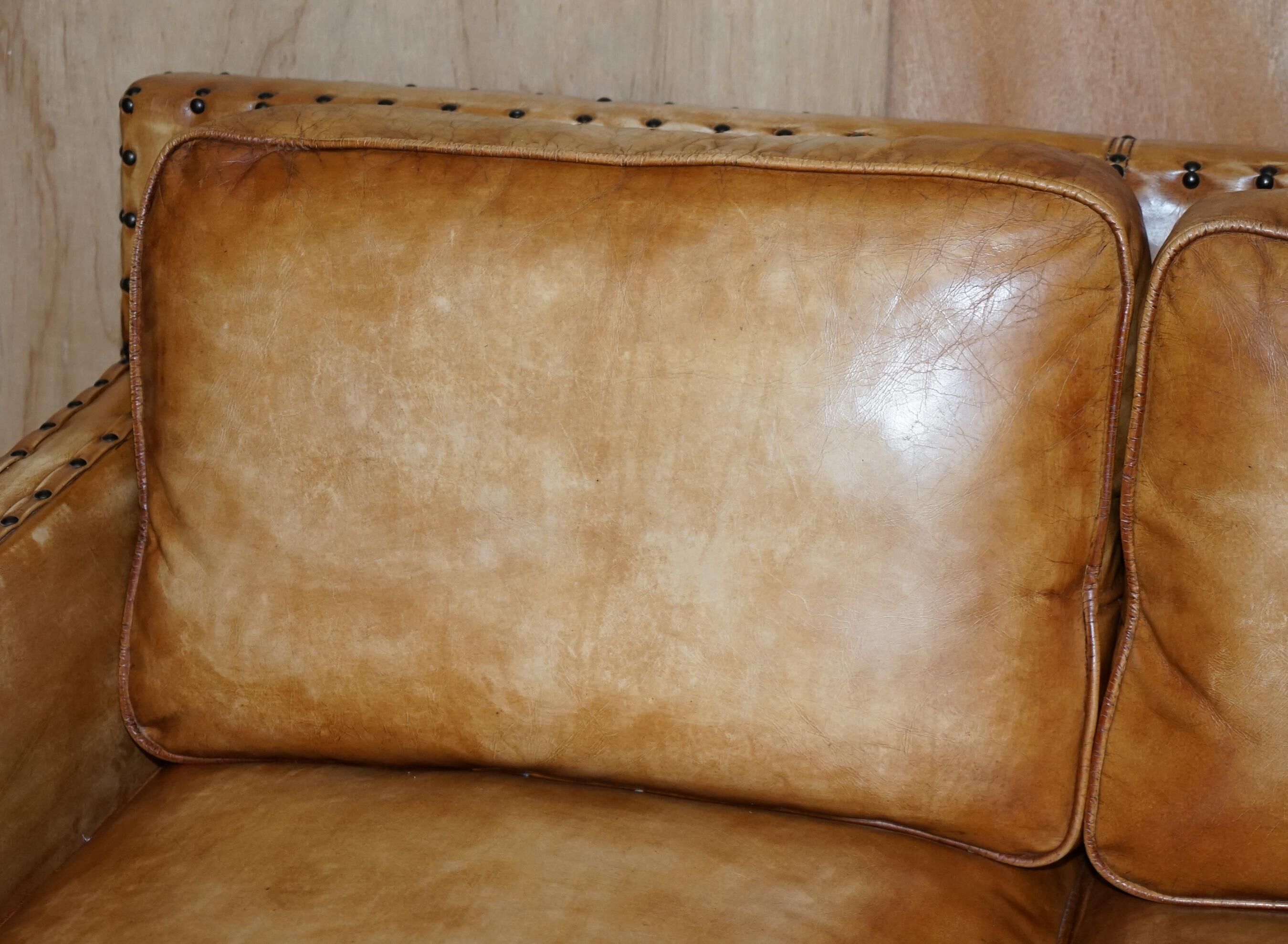 Three-seater leather canapé in Edwardian style with studs.