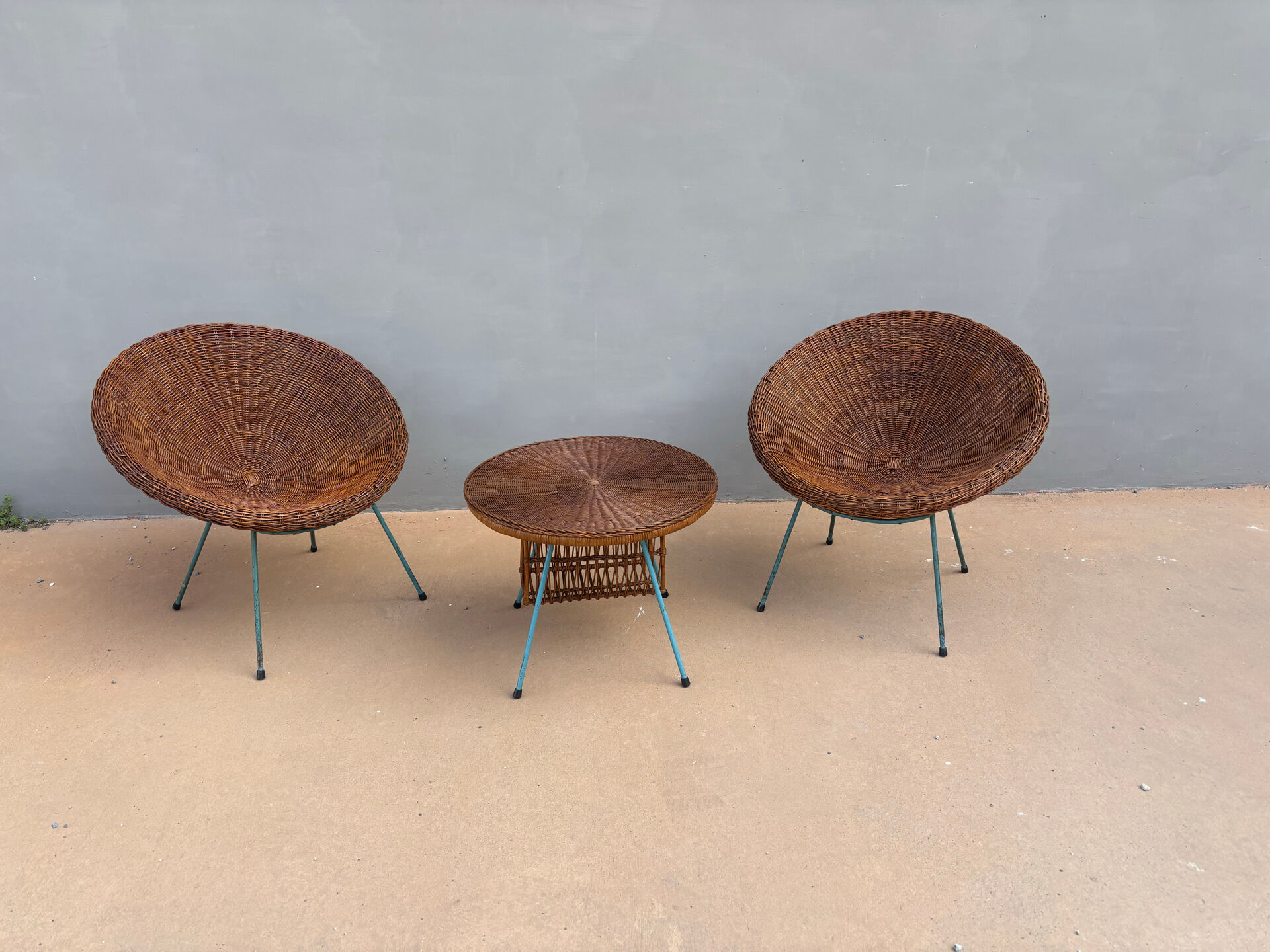 Ensemble vintage en rotin – 2 fauteuils & table basse – Années 60