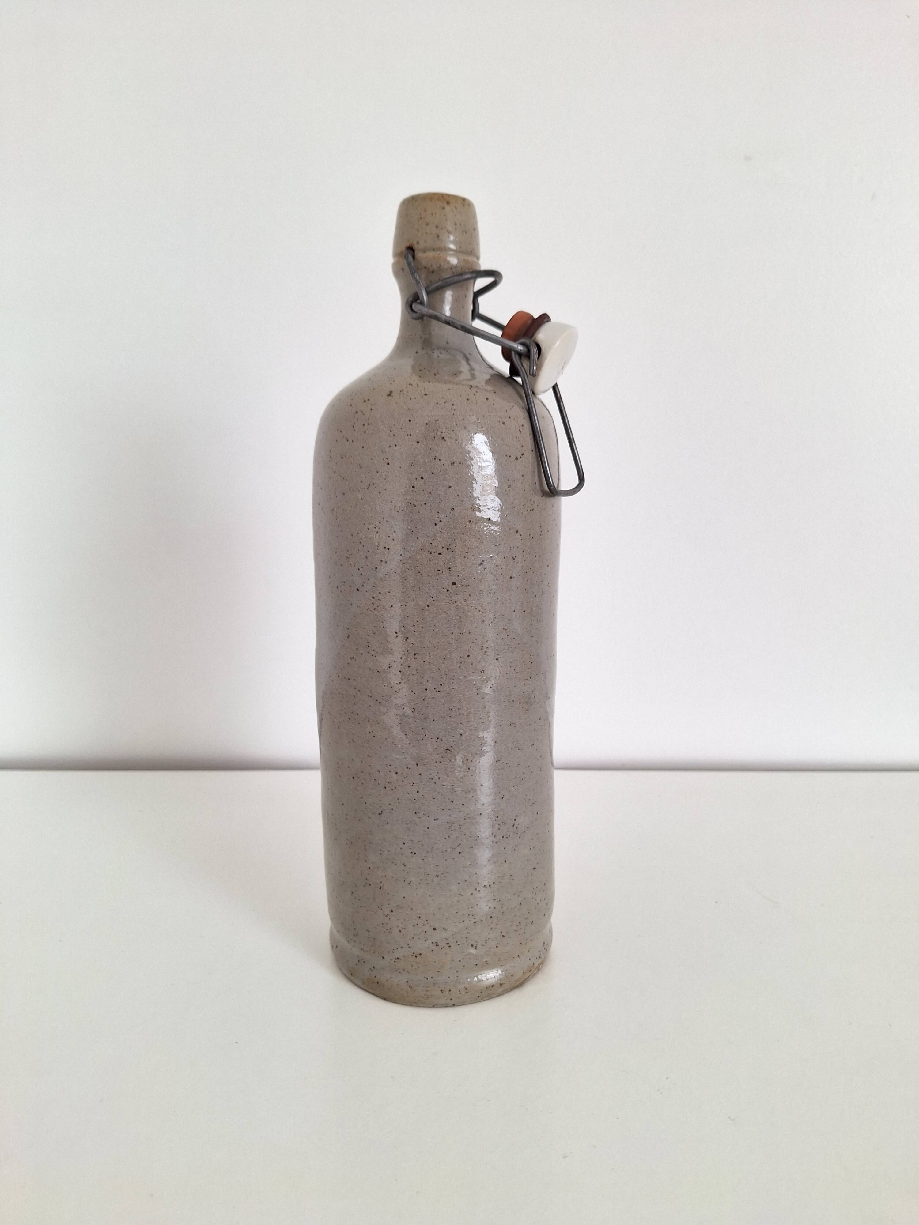 Bouteille en grès vintage