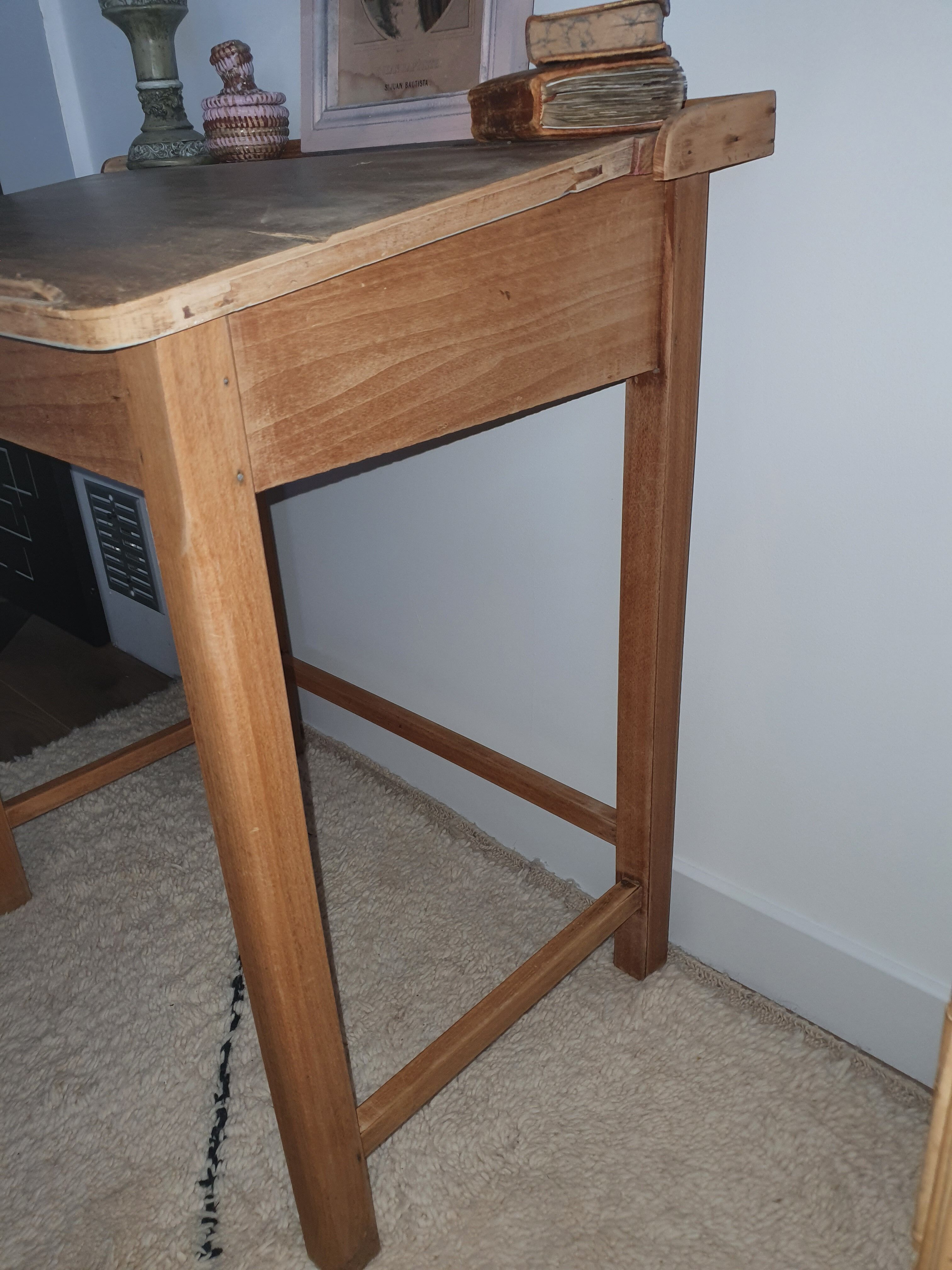 Child desk