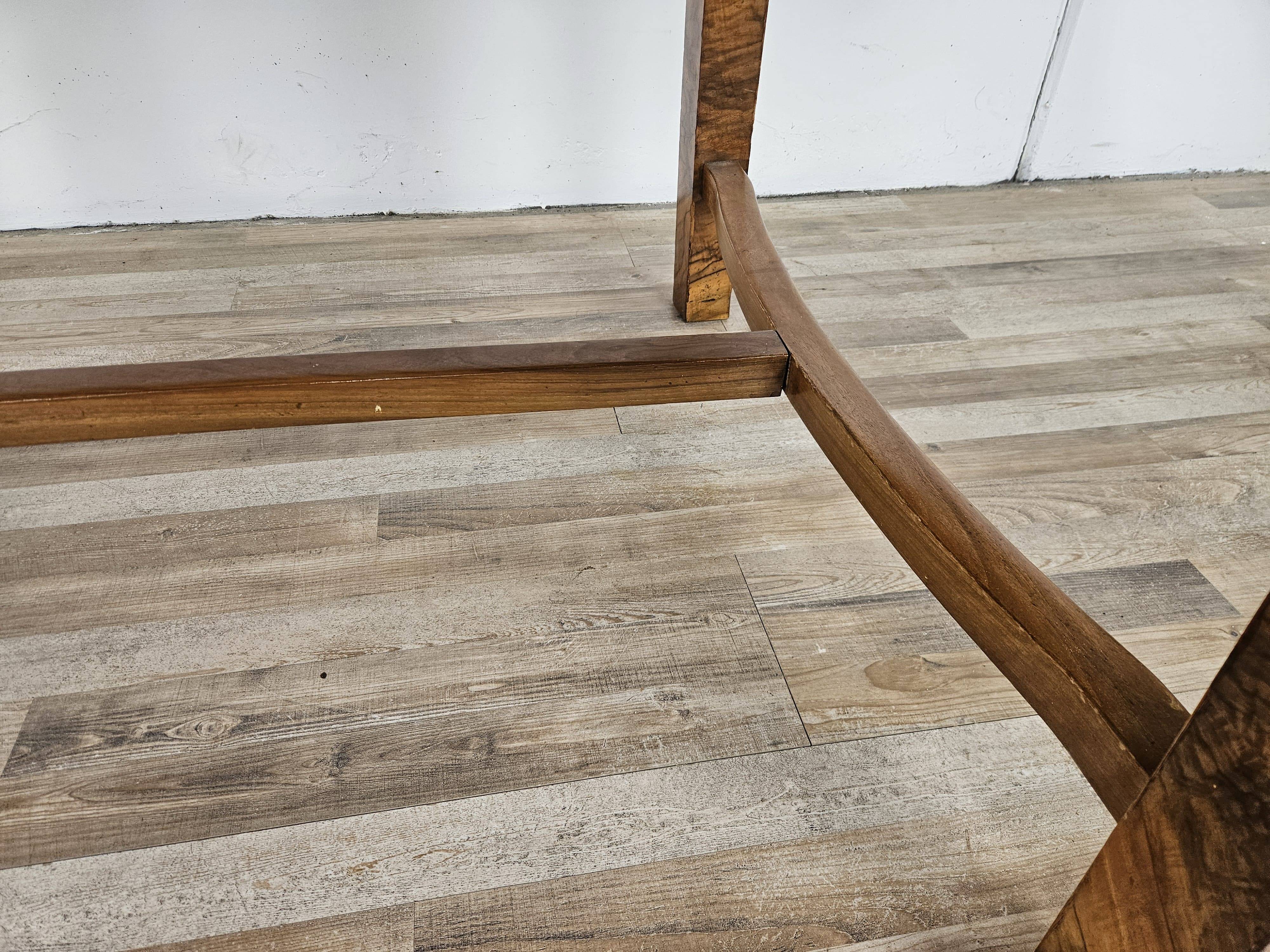 Extendable Art Deco table in olive root