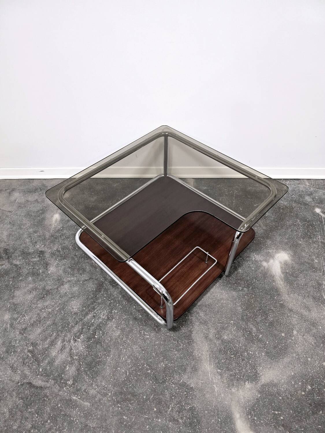 Table basse bauhaus en noyer des années 1970