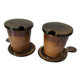 Duo de gobelets en grès émaillé avec soucoupes et couvercles