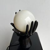 Lampe a poser vintage 1980 mains enserrant boule verre blanche