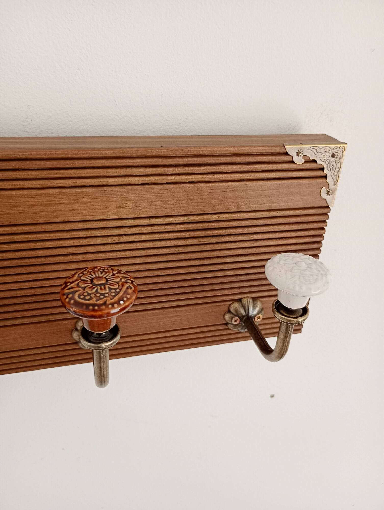 Wall-mounted coat rack – 4 multicoloured ceramic hooks in vintage style