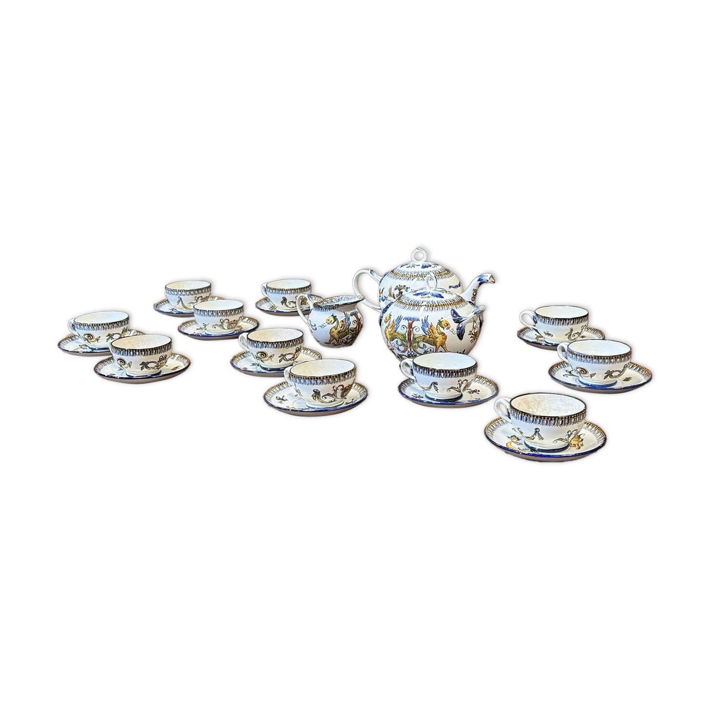 Tea and coffee service in Gien earthenware from the late 19th century with Renaissance decoration.