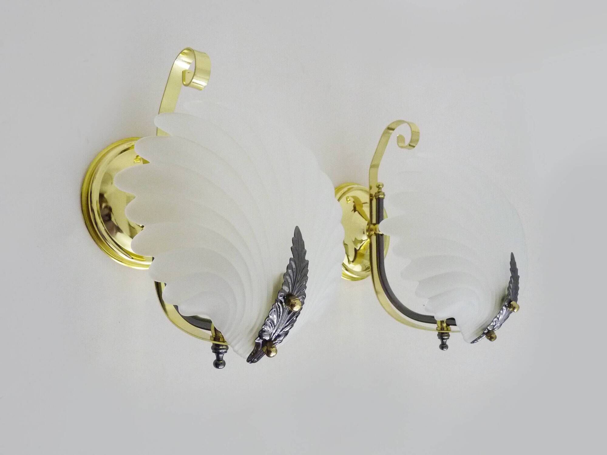 Pair of shell wall lights in glass and gold-plated metal. 1980s