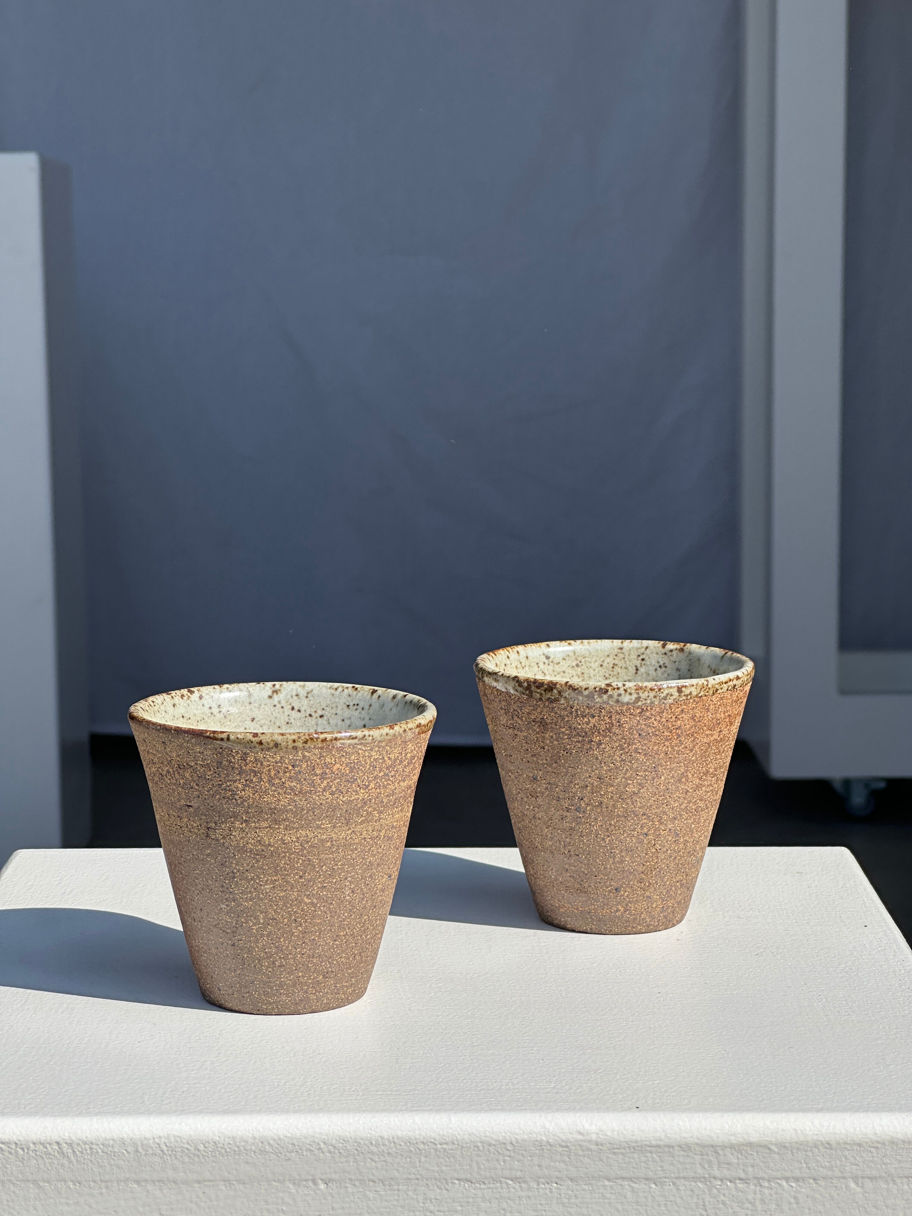 Lot de 2 tasses / mug en céramique indonésienne (mat brun)