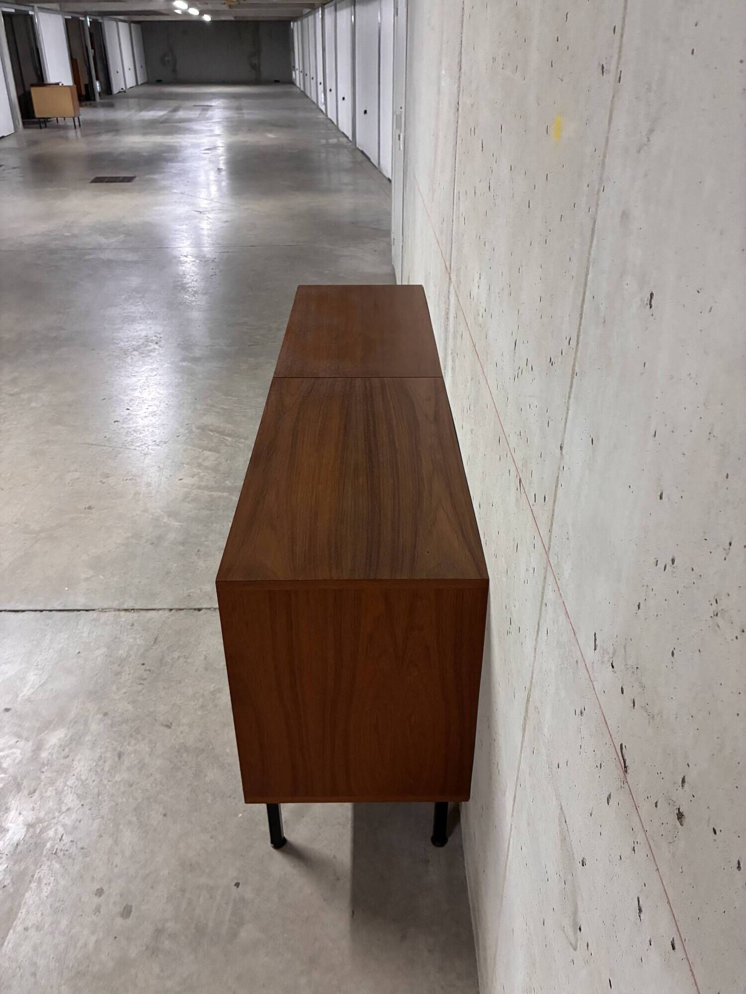 Enfilade vitrine commode moderniste teck Antoine Philippon et Jacqueline Le