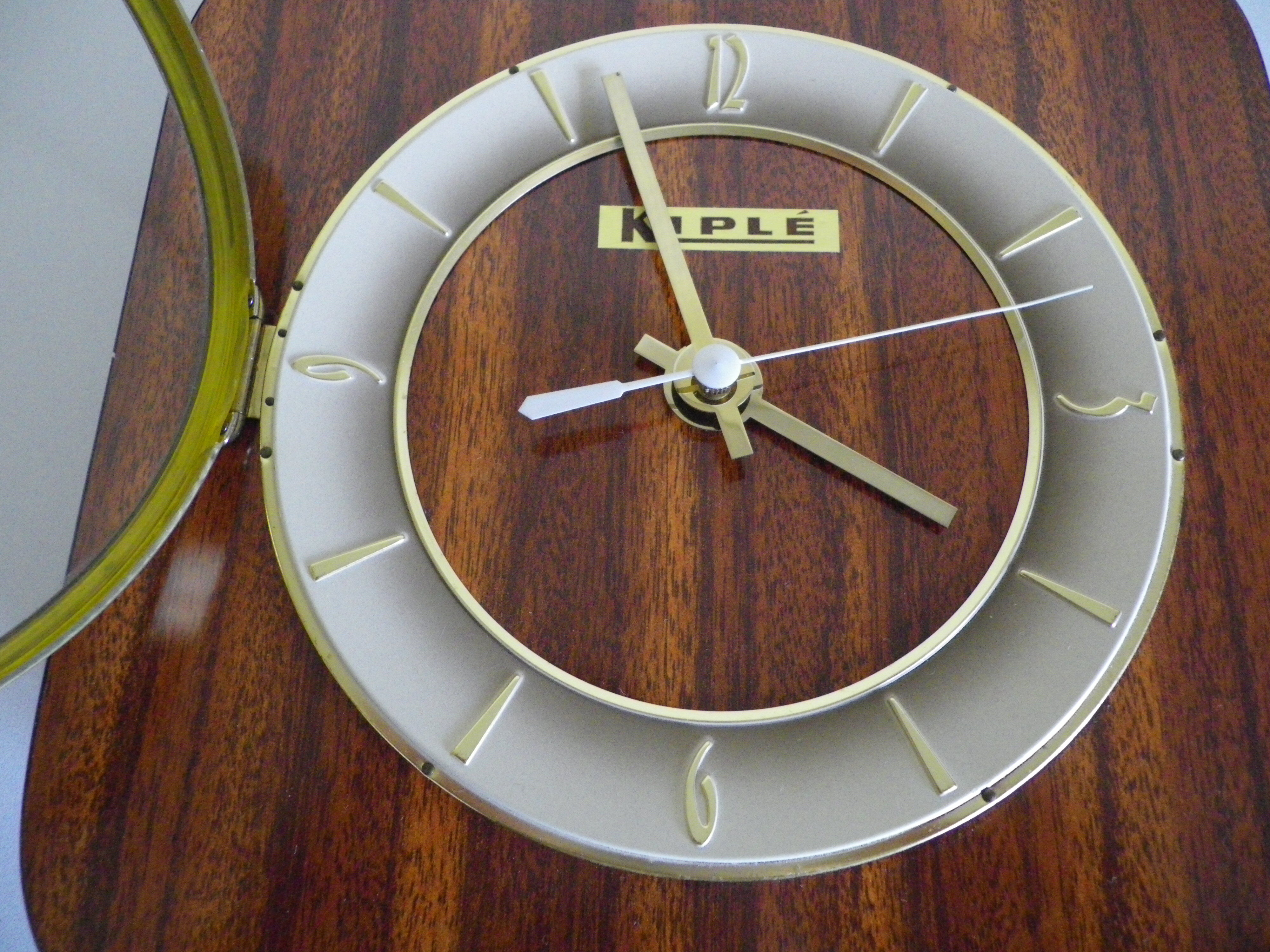 Horloge en formica acajou métal bois verre dans sa boite d'origine - Marque KIPLE - Années 70