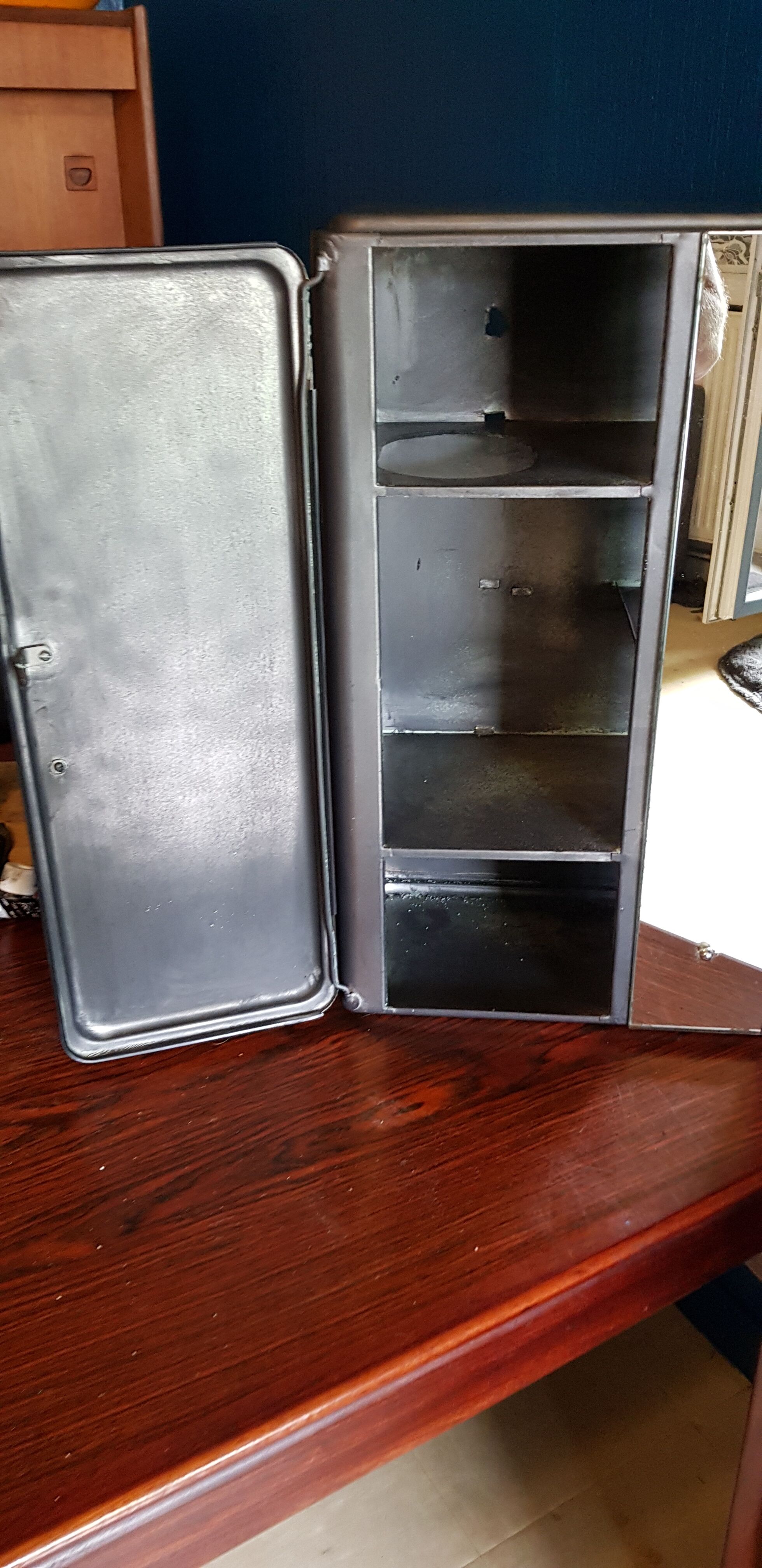 Medicine cabinet in waxed steel