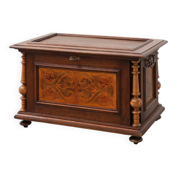 Neo-Renaissance walnut chest with inlaid front panel and turned columns, Be