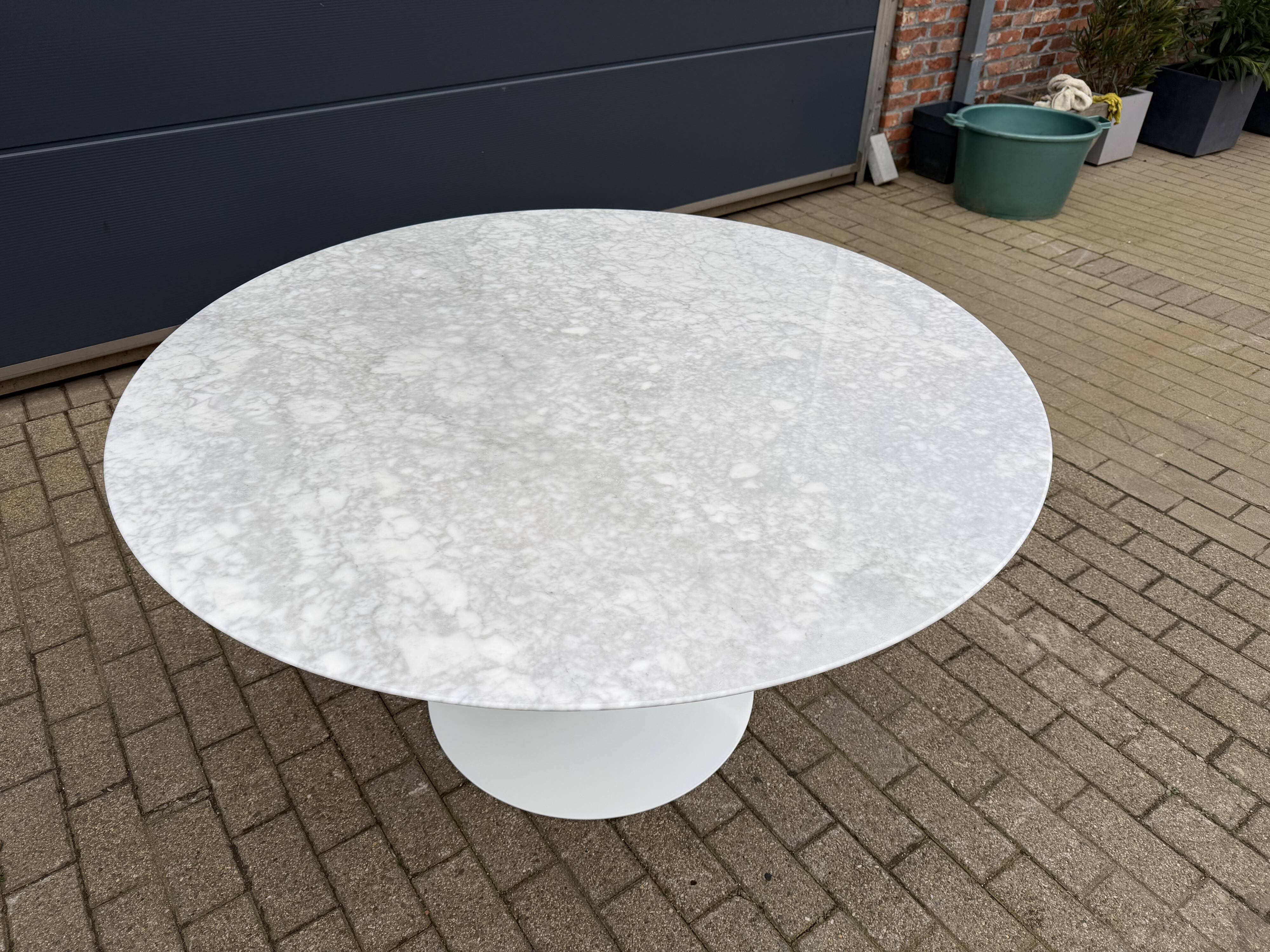 Original round dining table Knoll Tulip (152cm) Carrara
