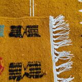 Tapis kilim jaune moutarde à motifs berbères multicolores