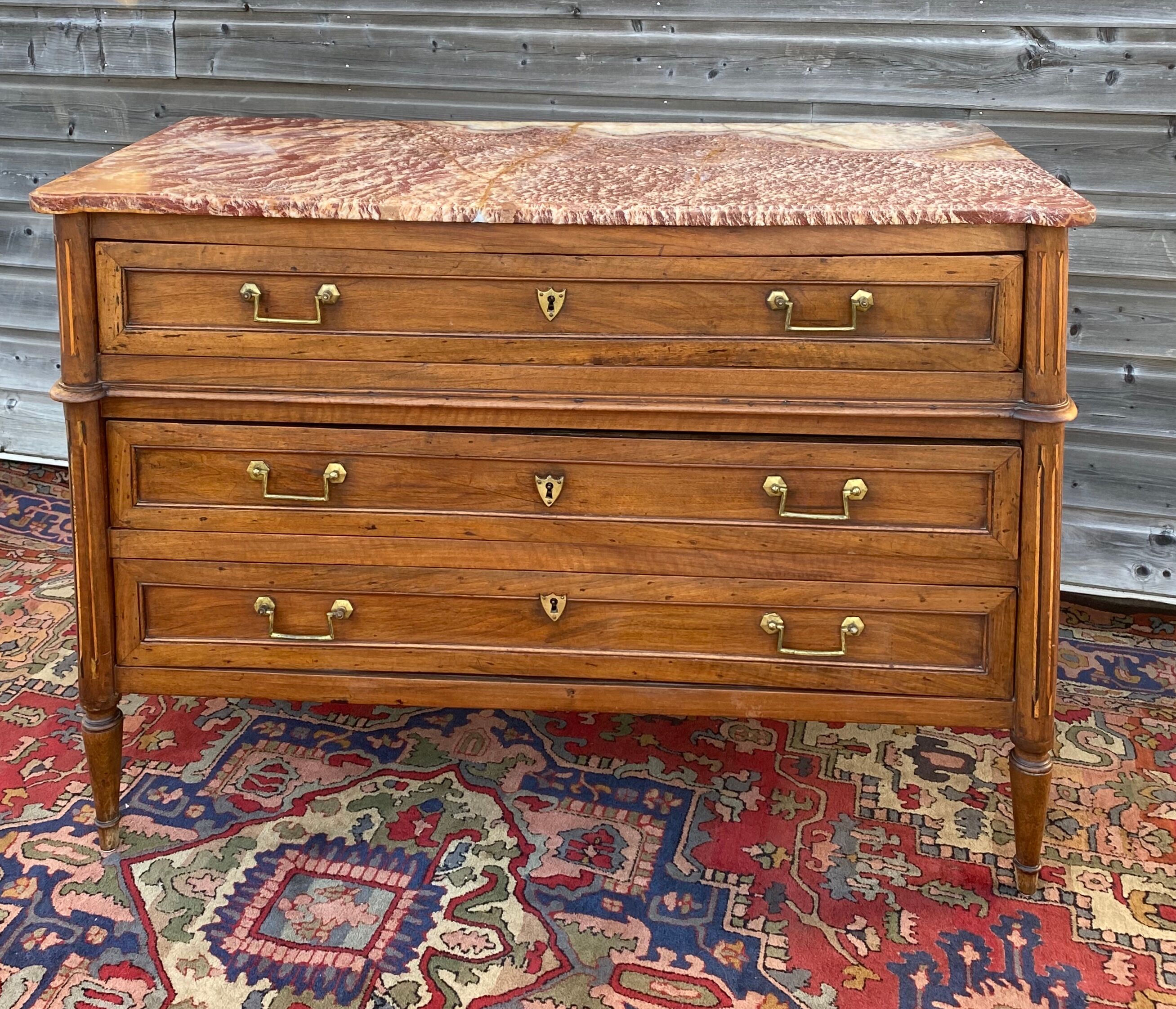 Chest of drawers In Walnut From the 18th century Louis XVII