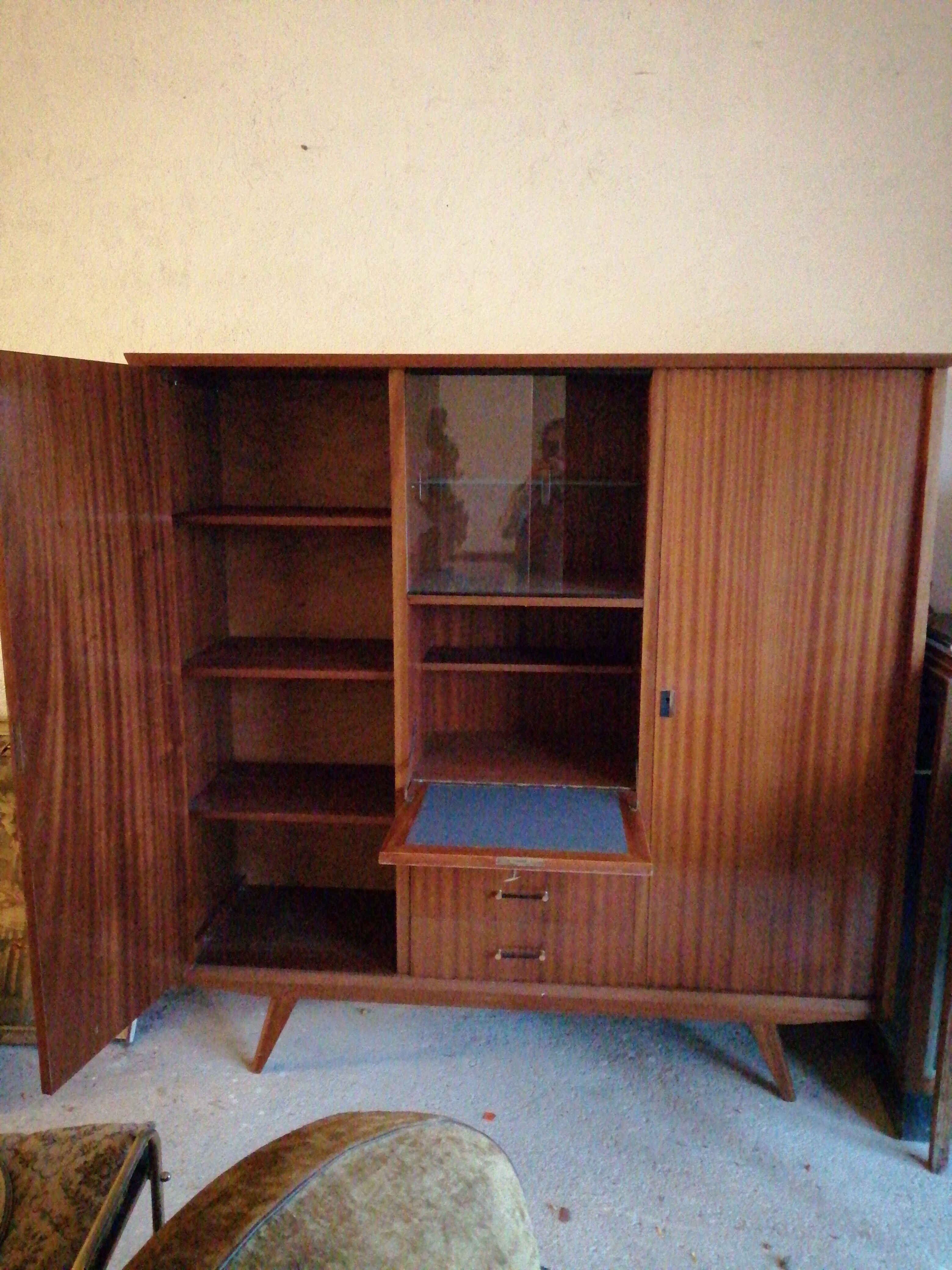 Wardrobe secretary